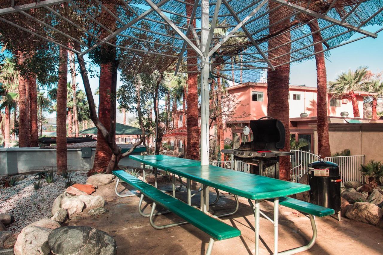 Sahara Hotel & Spa Desert Hot Springs Exterior photo